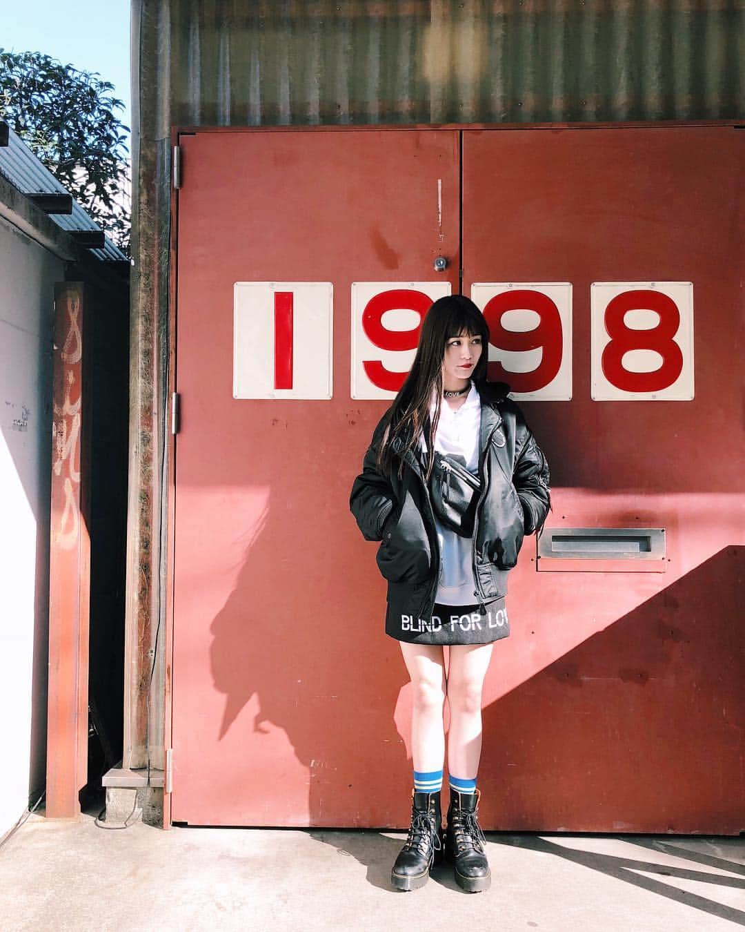 生見愛瑠さんのインスタグラム写真 - (生見愛瑠Instagram)「ロゴだいすき🙃✔️ #めるのふく #めるサイズ #ストリート #モノトーン #ootd #red」2月18日 19時26分 - meru_nukumi