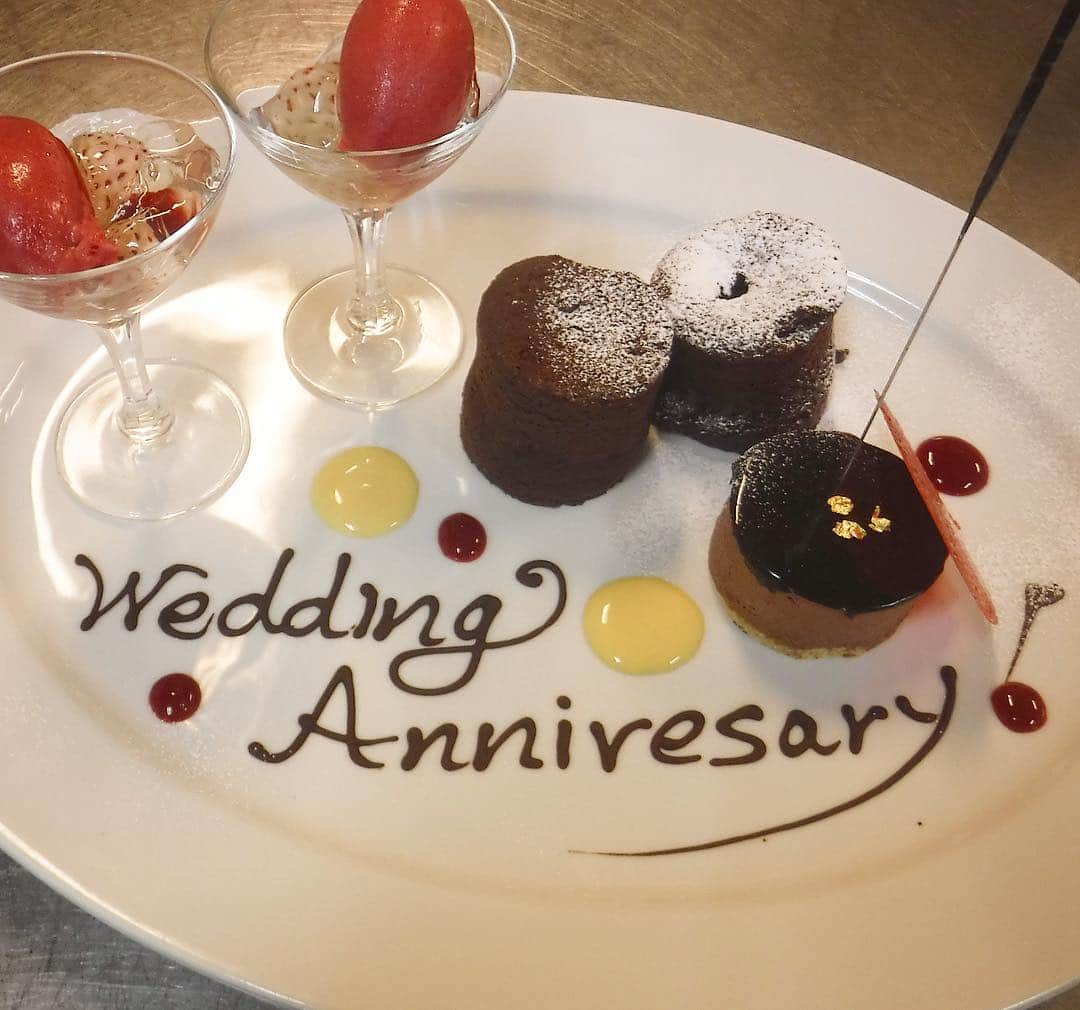 里山ホテル ときわ路のインスタグラム：「. Wedding Anniversary ❤️💛 . 本日のデザートでご用意いたしましたアニバーサリープレートです。 . #里山ホテル / #森のリストランテrocco では、お誕生日や記念日にぴったりの #アニバーサリープレート をご用意することができます。 （要予約 おひとつ500円） . 手作りのドルチェにメッセージやパチパチ輝く花火を添えて、スタッフが心を込めてテーブルへお持ちします。 . パートナーやご家族、ご友人からの思いがけないサプライズに、笑顔になる方もたくさん。 . ランチやご宿泊の際には、ぜひお気軽にお問い合わせくださいね。 . 💐🎁 アニバーサリープレート 500円 ※事前予約制 . #ランチ #ディナー #記念日 #記念日レストラン #記念日ディナー #記念日旅行 #誕生日 #誕生日プレゼント #anniversary #anniversarycelebration #birthday #birthdaypresent #wedding #weddinganniversary」
