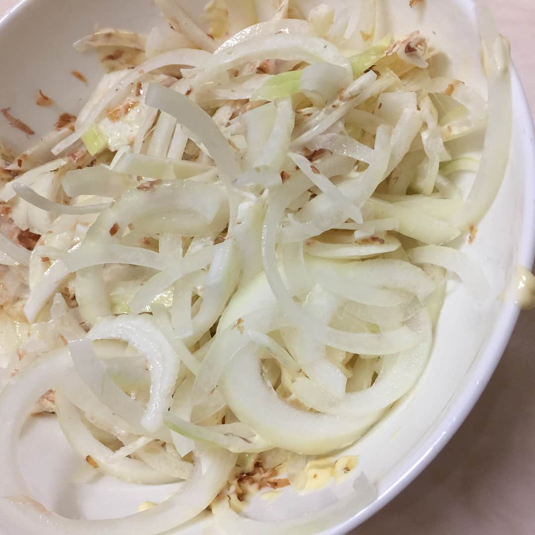 國島直希のインスタグラム：「仕事が休みの時は、なるべく料理作ります。簡単ですけど笑  オニオンスライス〜マヨとごま油を和えて〜 ちょっと高級イタリアのイタリアのイタリアの炭酸オレンジ 豚の塩胡椒と、牡蠣の酒蒸し  オニオンスライスマヨごま油は、辛すぎたので、次回もっと辛味抜きしたいと思います  作った料理は、なるべく写真に収めようと思ってます。  #料理 #簡単 #ネットの情報に逆らわない #それが一番大事」