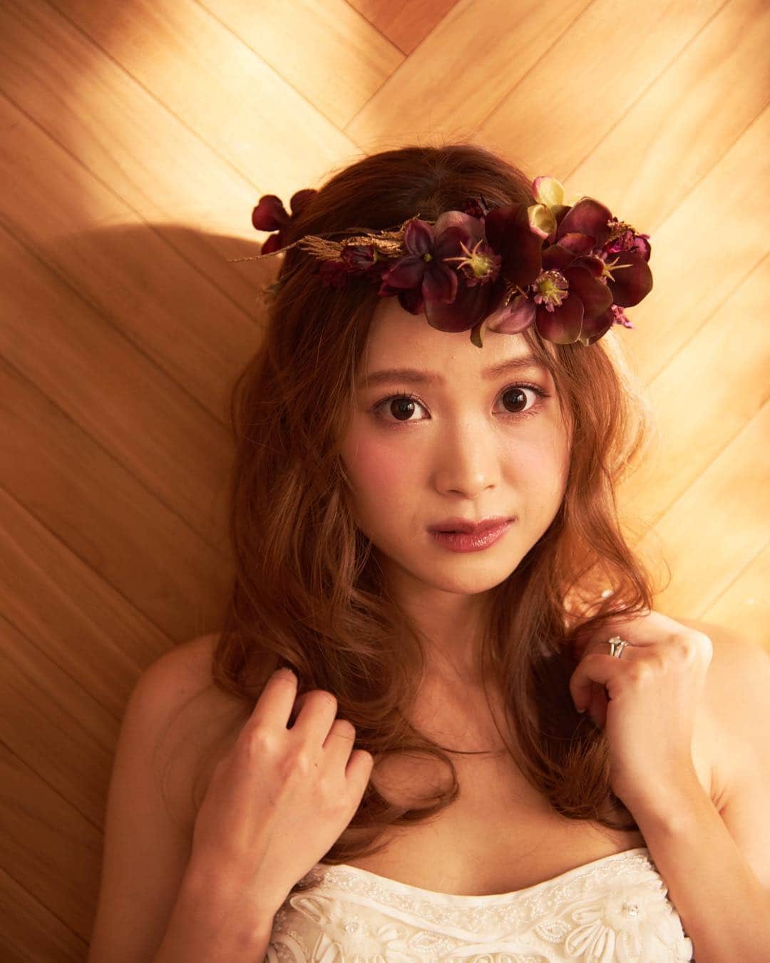 のインスタグラム：「. いつもと違うメイクで(・∀・) @favphotowedding さんでのスタジオ撮影では、メイクさん @megu_y.0930 にヘアメイクをしていただきました( ´ ▽ ` ) メイクも好みの感じだったし、花冠の着け方も可愛くてテンション上がりました♡ ハワイ挙式のこともよくご存知&年も一緒だったので、コミュニケーションもしっかり取れて、好みの雰囲気にしていただけたのも良かったー！！ ヘアメイクさんとのコミュニケーションも大事です♡ . 撮影時はもう外は真っ黒でしたが、ライティングのおかげでなんだか日差しが入ってるかのような1枚に(*´∇｀*) スタジオはとっても広くて色んなシチュエーションの撮影ができたので、またちょこちょこ載せていきます（╹◡╹） この写真はドレスがちょこっとしか写っていませんが、基本プランのドレスもどれも可愛かったです♡ . #wedding #weddingphoto #favphotowedding #weddingphotography #followme #shooting #hairmake #makeup #ウェディングフォト #ウェディング撮影 #ヘアメイク #花冠 #ハクレイ #結婚式前撮り #結婚式後撮り #ハワイウェディング #後撮り #前撮り #ウェディングソムリエ #ウェディングソムリエアンバサダー #卒花嫁 #プレ花嫁」