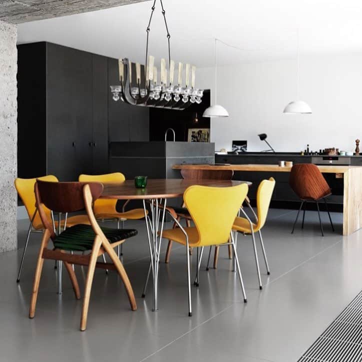 designersさんのインスタグラム写真 - (designersInstagram)「photo by @jonasingerstedtphotography　さんのフォト 白、黒をベースにしたクールな空間に、木のインテリアで暖かい印象に。 珍しいアームの付いたセブンチェア。黄色がとても良いアクセントになってますね。  #セブンチェア#クールな部屋#建築家#椅子#リフォーム#インテリア雑貨#リノベーション#注文住宅#ソファ#工務店#ラウンジ#インテリアデザイン#インテリア」2月18日 20時04分 - designers_curation