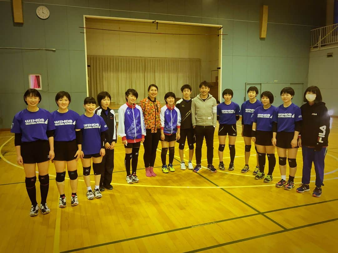 西村晃一さんのインスタグラム写真 - (西村晃一Instagram)「WINDS VOLLEYBALL ACADEMY  #WINDS #WINDSVOLLEYBALLACADEMY #毎月恒例 #アカデミー生に会うのがいつも楽しみ #みんな凄く上手くなってる #このチームで全国で勝たせたい #みんなバレーボールが大好き @sunflower__summer が来てくれて指導 #最高の仲間たち  #アカデミー生は今50人くらい #いつでも入会できます #八戸 #今日もまた打ちすぎた #インドアバレーもやっぱり楽しい #バレーボールはやっぱり楽しい #koichinishimura  @isl0033 いつもお疲れ様(^^) @isl0033 運転中寝てないか〜？ #八戸大雪でコケまくった😅 #雪に弱すぎた😰」2月18日 20時27分 - koichi.nishimura