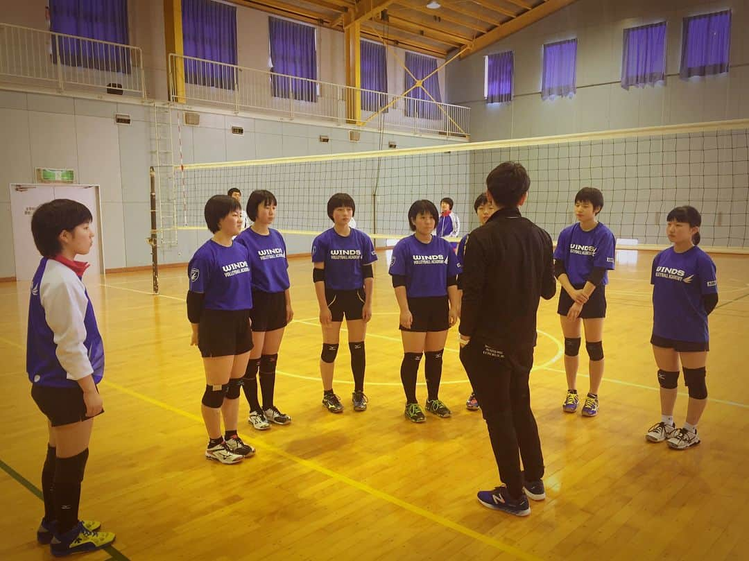 西村晃一さんのインスタグラム写真 - (西村晃一Instagram)「WINDS VOLLEYBALL ACADEMY  #WINDS #WINDSVOLLEYBALLACADEMY #毎月恒例 #アカデミー生に会うのがいつも楽しみ #みんな凄く上手くなってる #このチームで全国で勝たせたい #みんなバレーボールが大好き @sunflower__summer が来てくれて指導 #最高の仲間たち  #アカデミー生は今50人くらい #いつでも入会できます #八戸 #今日もまた打ちすぎた #インドアバレーもやっぱり楽しい #バレーボールはやっぱり楽しい #koichinishimura  @isl0033 いつもお疲れ様(^^) @isl0033 運転中寝てないか〜？ #八戸大雪でコケまくった😅 #雪に弱すぎた😰」2月18日 20時27分 - koichi.nishimura