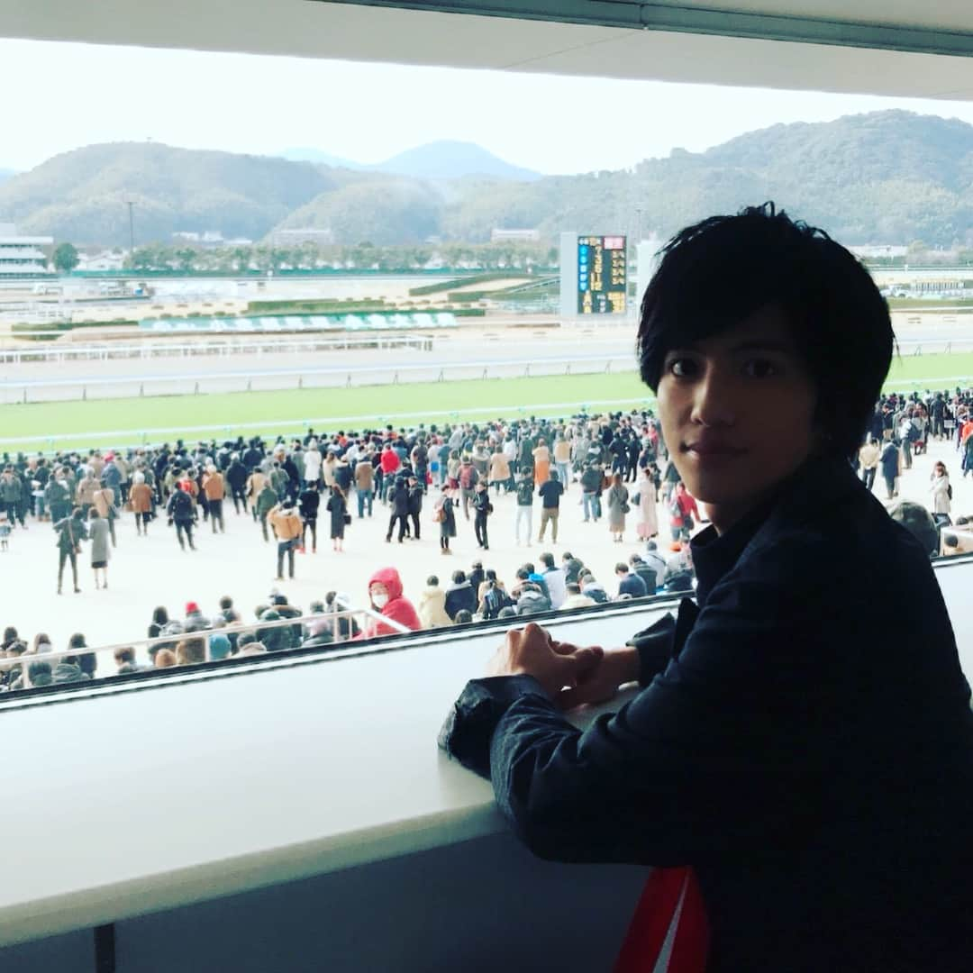 志尊淳さんのインスタグラム写真 - (志尊淳Instagram)「JRA小倉競馬場お邪魔しましたーー！！ 最高でしたーー！！！！ #小倉競馬場にて #トークショーと #小倉大賞典 #プレゼンテーター #やらせて頂きました #来てくださった皆様ありがとうございました #楽しかった #予想も的中 #福岡すいとーよ #馬女 #馬男 #また行きます」2月18日 21時10分 - jun_shison0305