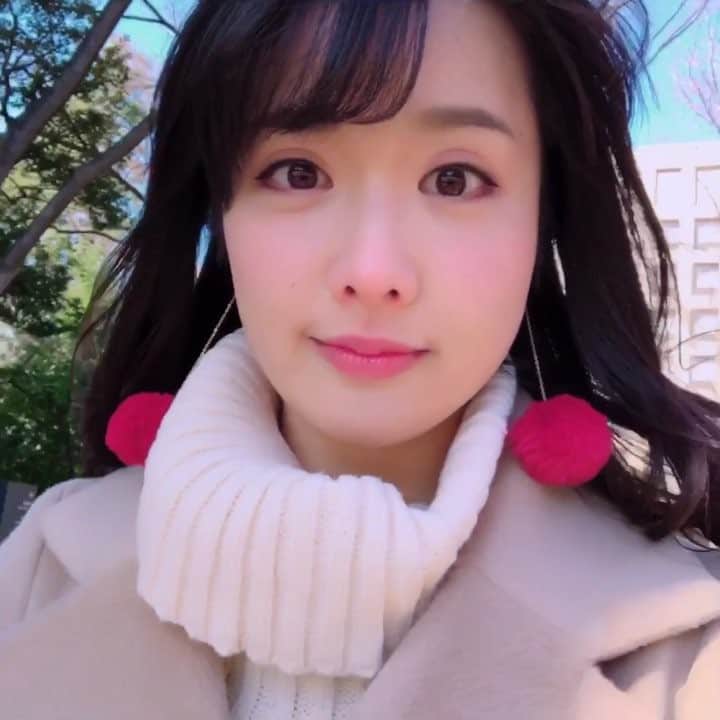髙橋明日香のインスタグラム：「屋外撮影会の帰り道。 いやー、今日は寒かったね。 鼻赤い。  #撮影会 #ただ歩いてるだけの動画」