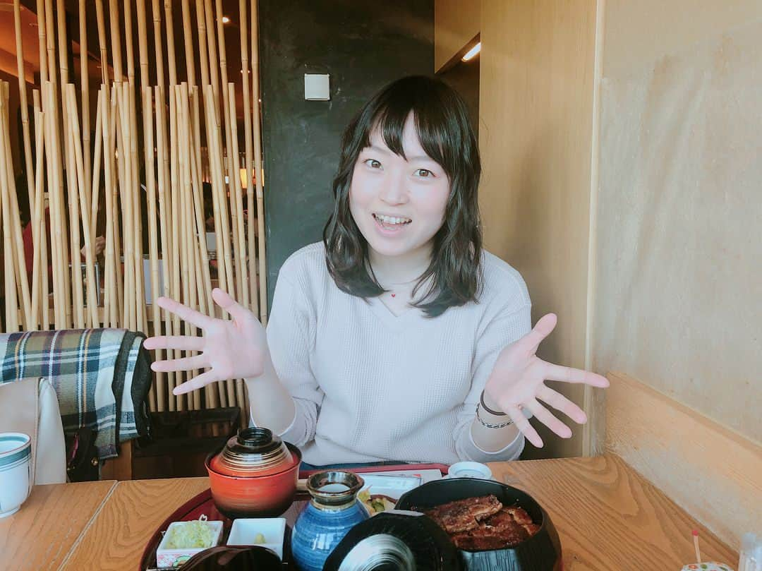 伊藤ゆりのインスタグラム：「まなみさん名古屋でお出迎え あいかわらずかわいすぎた、、 道で素敵な婦人に招待券を頂いて、日本初らしいシャガール展を見て教養を身につけたヽ(´▽｀)/ 村上大先生のおかげで参戦できた安室奈美恵さま、限界を超えていく鋭い目線と楽しそうな笑顔が対照的で、すごく惹きつけられた！！ マンガみたいに芯が強い戦士だった、、 #シャガール展 #名古屋市美術館 #備長 #ラシック名古屋 #養老軒のフルーツ大福 #安室奈美恵25周年」