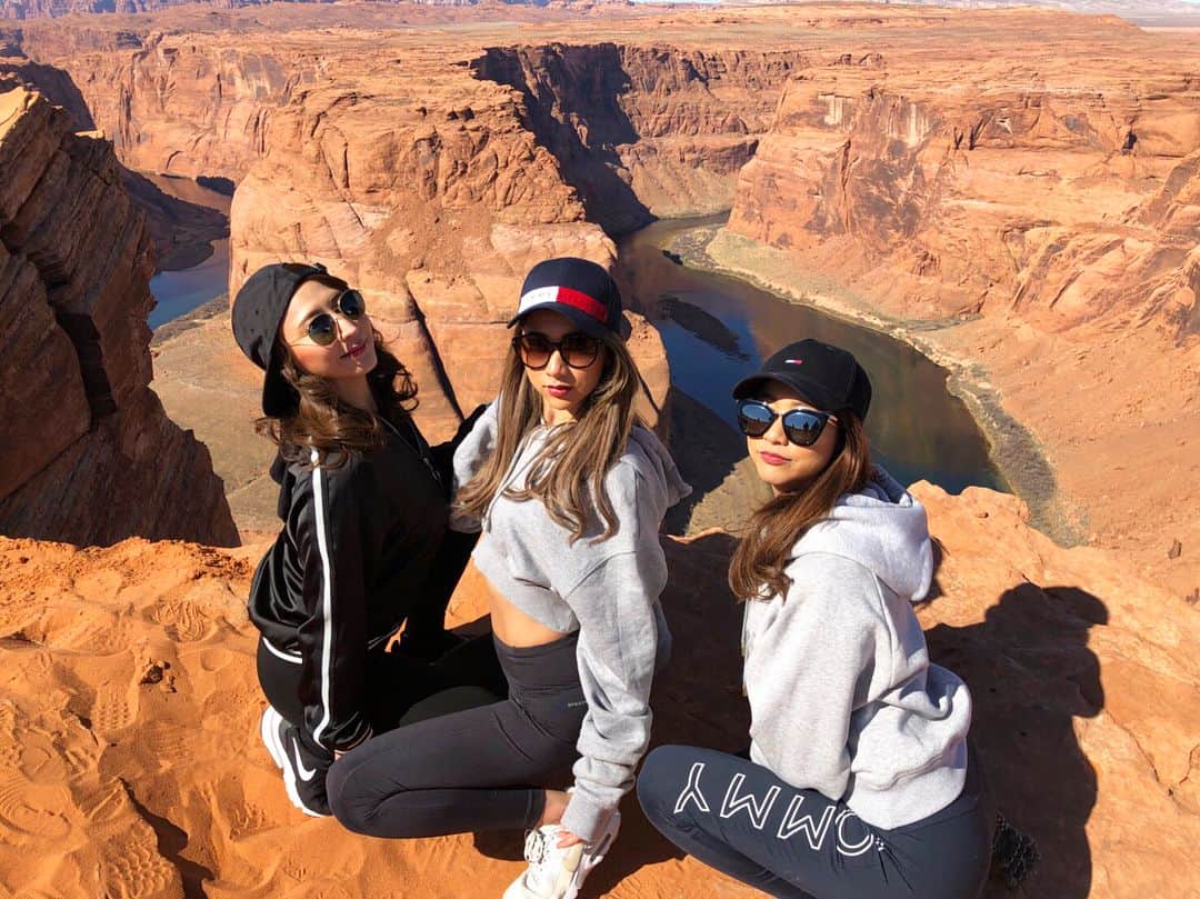 のインスタグラム：「Las Vegas🇺🇸旅行✈️✨ 楽しすぎる💖Horseshoe Bendからの景色が絶景すぎて気持ちよかった🌞車で往復9時間かけて行った甲斐があったよ🚌✨#lasvegas #tip #horseshoebend #ラスベガス #旅行 #ホーシューベンド #絶景 #癒された #ハッピー💓」