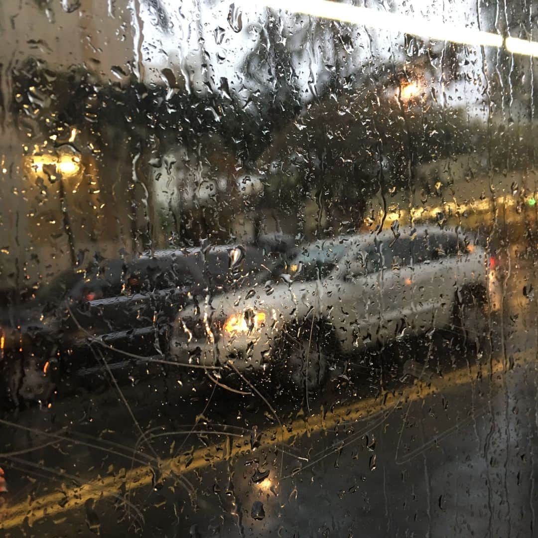 宮崎宣子さんのインスタグラム写真 - (宮崎宣子Instagram)「雨☔️☔️☔️のハワイ🌺 マッサージに行って、後は部屋でのんびり過ごします🌴  #マッサージ #ハワイ #雨 #ハワイ旅行 #massage #hawaii #rain #宮﨑宣子」2月19日 11時25分 - miyazaki_nobuko