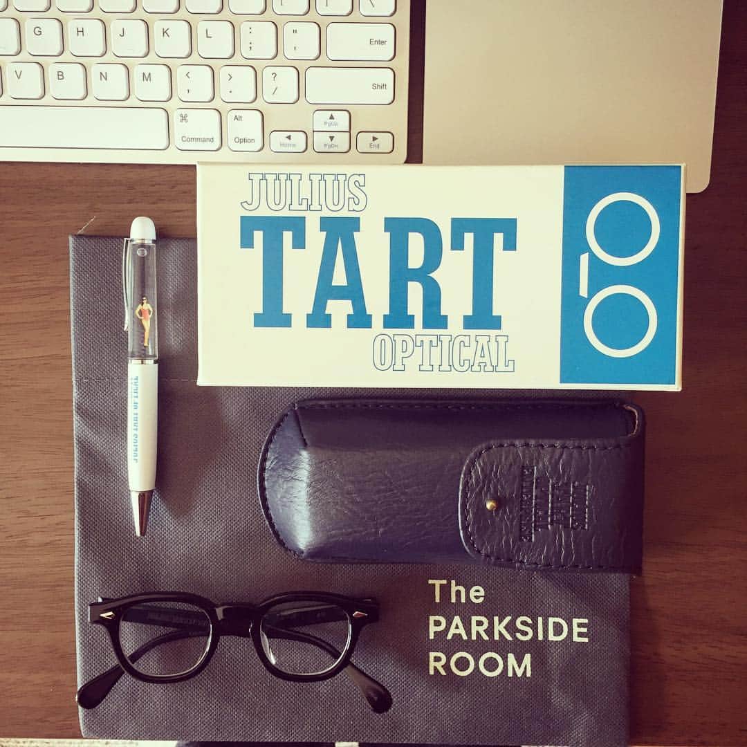 露崎義邦さんのインスタグラム写真 - (露崎義邦Instagram)「眼鏡を買いました。 前から気になっていたジュリアスタート。 お世話になってます、 ザ パークサイドルーム。 今持ってるwilsonと気分で使い分けよう。 ケースの箱がイケてる。 ノベルティのペンもイケてる。 #julius_tart_optical  #theparksideroom」2月19日 11時41分 - tsuyuzaki_yskn