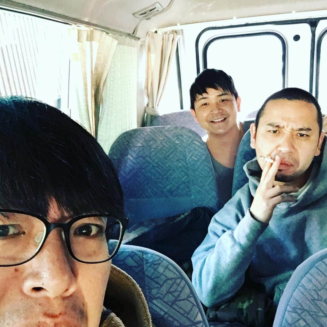 押見泰憲さんのインスタグラム写真 - (押見泰憲Instagram)「とりあえず笑顔と、ニコチン鬼。#千鳥#犬の心押見#めがねくん#無感情笑い#軽めのサービス鬼」2月19日 12時28分 - oshimi_yasunori