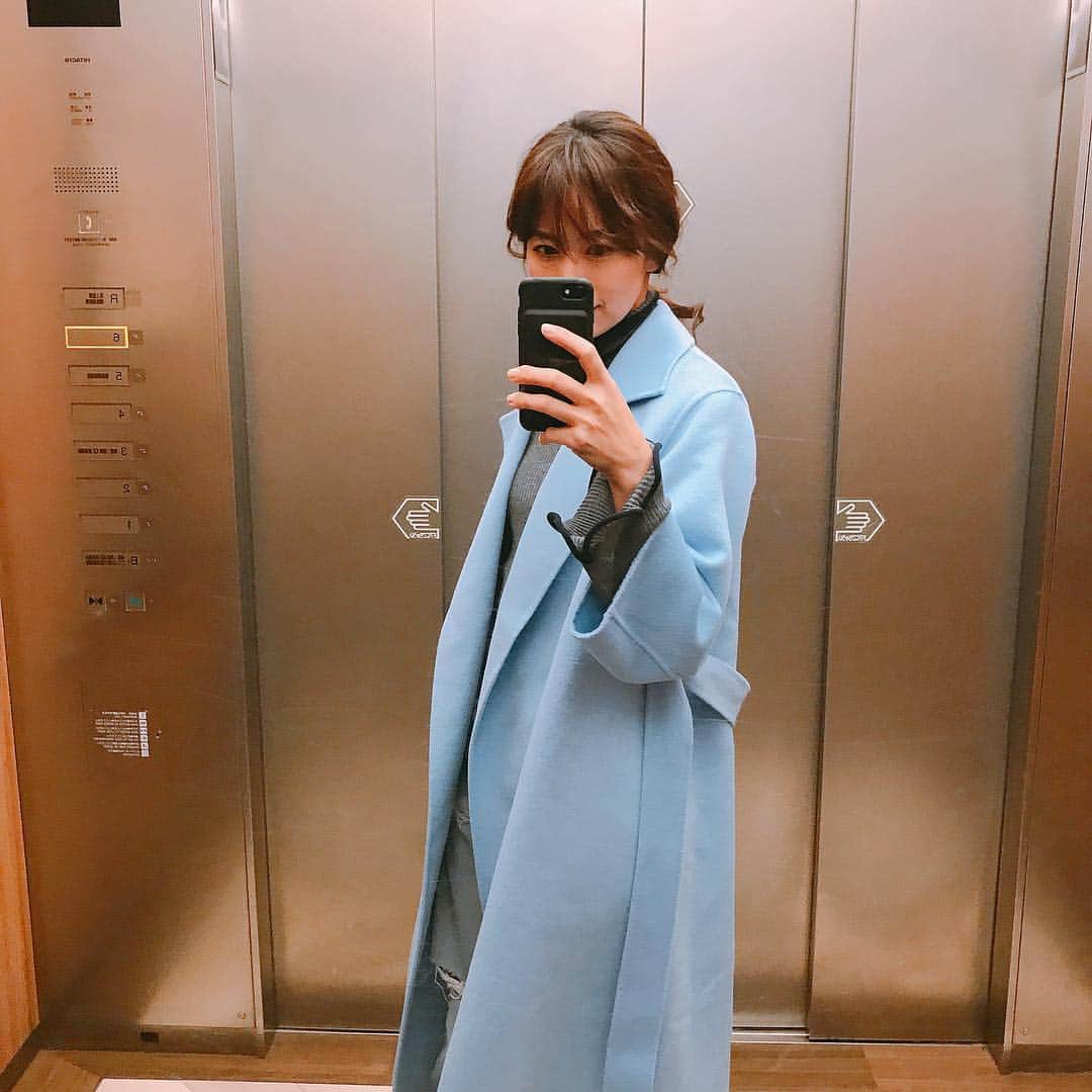 東原亜希さんのインスタグラム写真 - (東原亜希Instagram)「さてお迎え！柔道！今週もがんばろー🙌🏻 水色コートはドゥロワーです♡」2月19日 13時28分 - akihigashihara