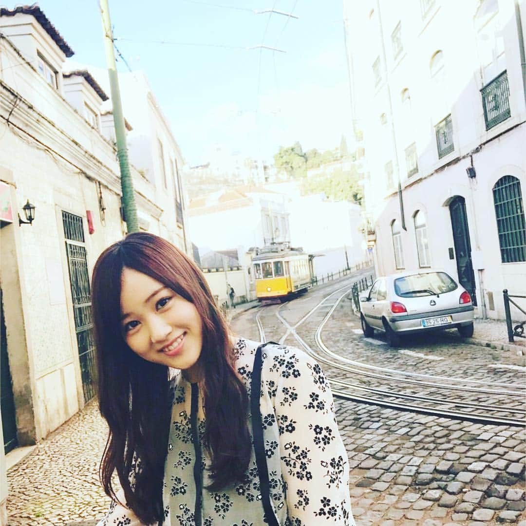 のインスタグラム：「リスボンの街を行く星野さん。撮影初日の爽やかな笑顔です😍  #乃木坂46 #星野みなみ #ポルトガル #リスボン #写真集 #可愛いの塊」