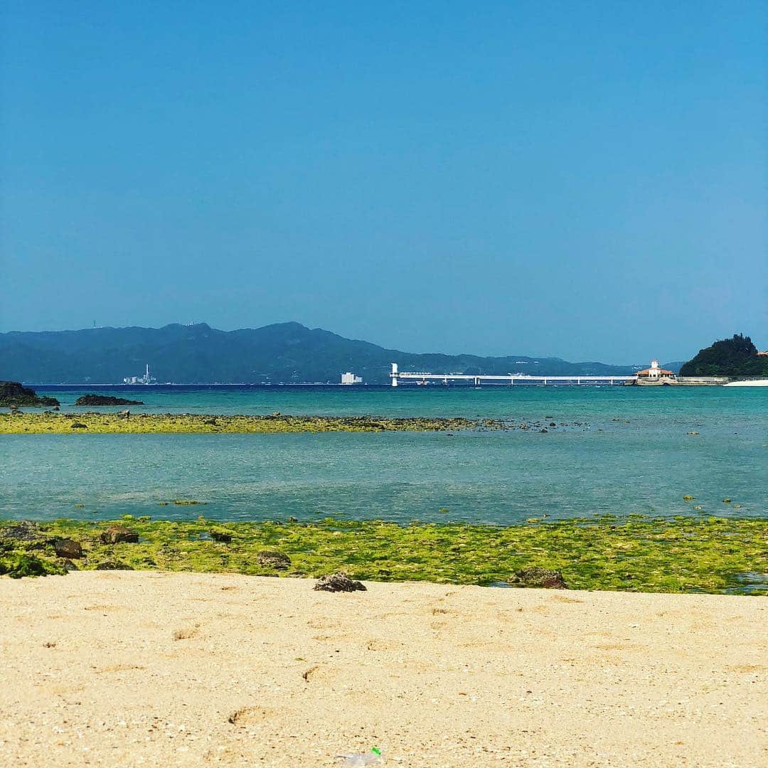 小野郁のインスタグラム：「休日にビーチを散歩！ きもちぃーーー！」