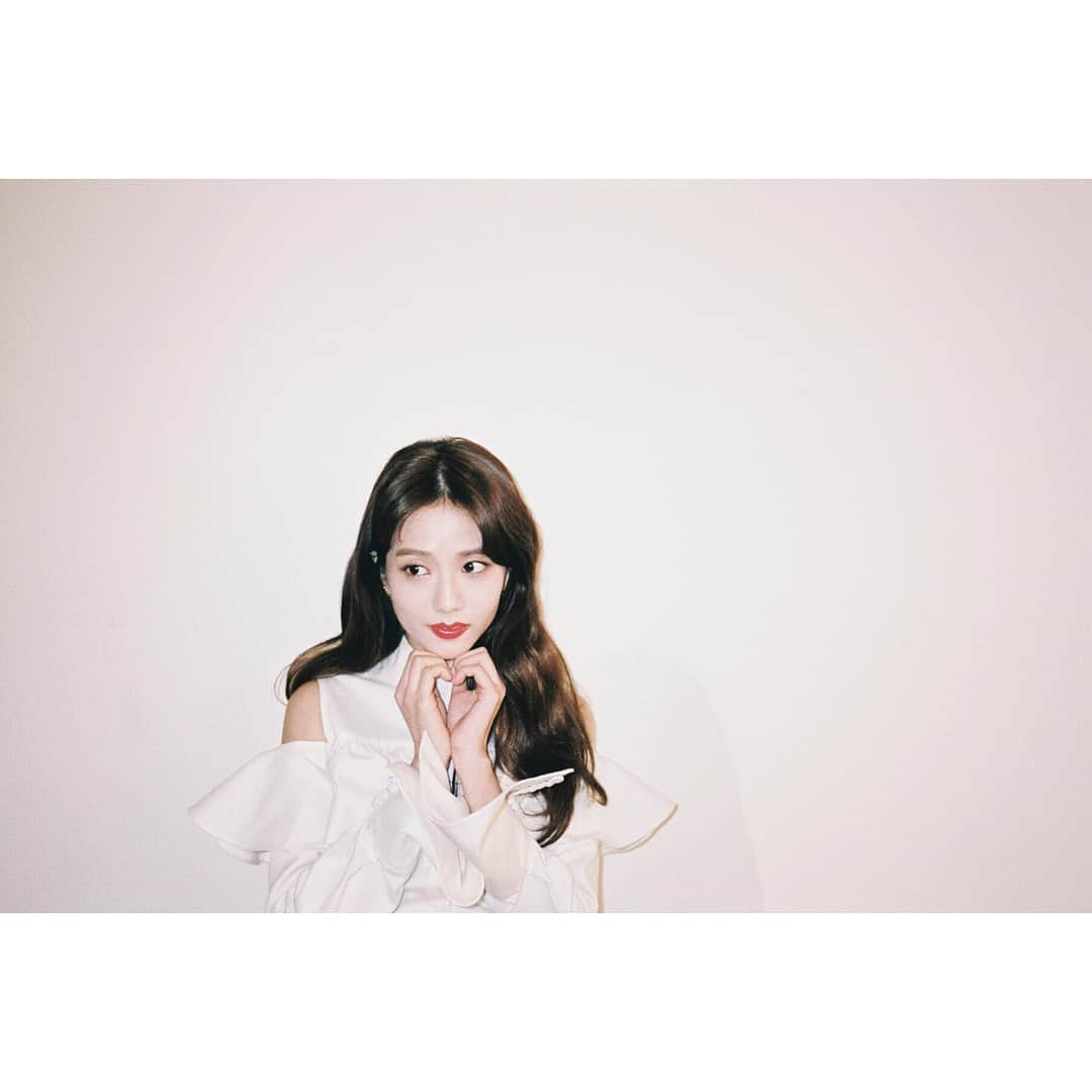 BLACKPINKさんのインスタグラム写真 - (BLACKPINKInstagram)「#BLACKPINK#JISOO#ROSÉ#CéCi#3월호#츄챙#기대해주세요#💄#🖤 #광고」2月19日 14時17分 - blackpinkofficial