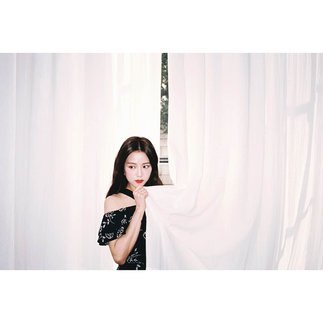 BLACKPINKさんのインスタグラム写真 - (BLACKPINKInstagram)「#BLACKPINK#JISOO#ROSÉ#CéCi#3월호#츄챙#기대해주세요#💄#🖤 #광고」2月19日 14時17分 - blackpinkofficial