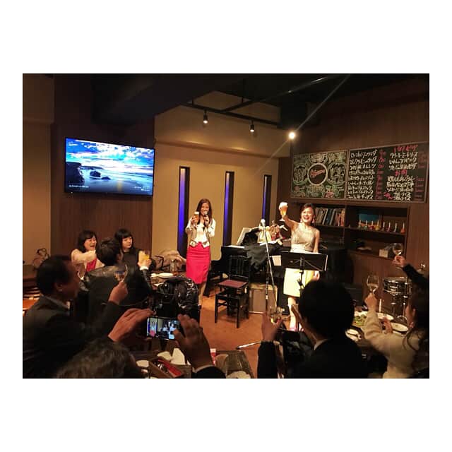 のインスタグラム：「. ＊ 先日はアドリアーナさんにてトークライブ、お陰様でお店いっぱいのお客様にお越しいただきました🌟 ありがとうございました( ´͈ ᵕ `͈ )♡ . これからもデュオエールをよろしくお願いします❤ 次回は2018.4.13(金)です🎉🎉 お待ちしております♪ . #pianobar#talklive#violin#concert#pairlook#DuoAile ＊ .」