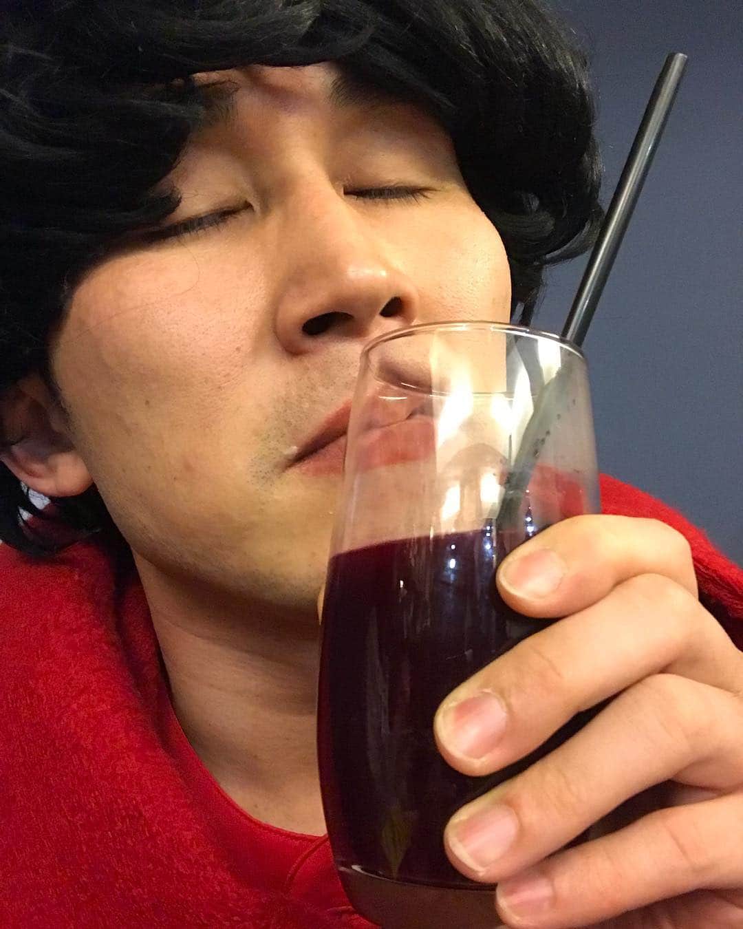 じろうさんのインスタグラム写真 - (じろうInstagram)「ワインレッドの飲み物で昼時に乾杯。 そう、私は青田の典子。 おCCガールズ。イエス、おカープ。 🤫🤫🤫 #インスタポエマー」2月19日 14時53分 - sissonne_jiro