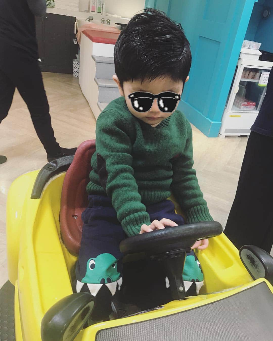 suika0601のインスタグラム：「今日はお兄ちゃんの美容室へ💇🏻‍♂️ #zussokids #hairstyle #haircut #kidshair」