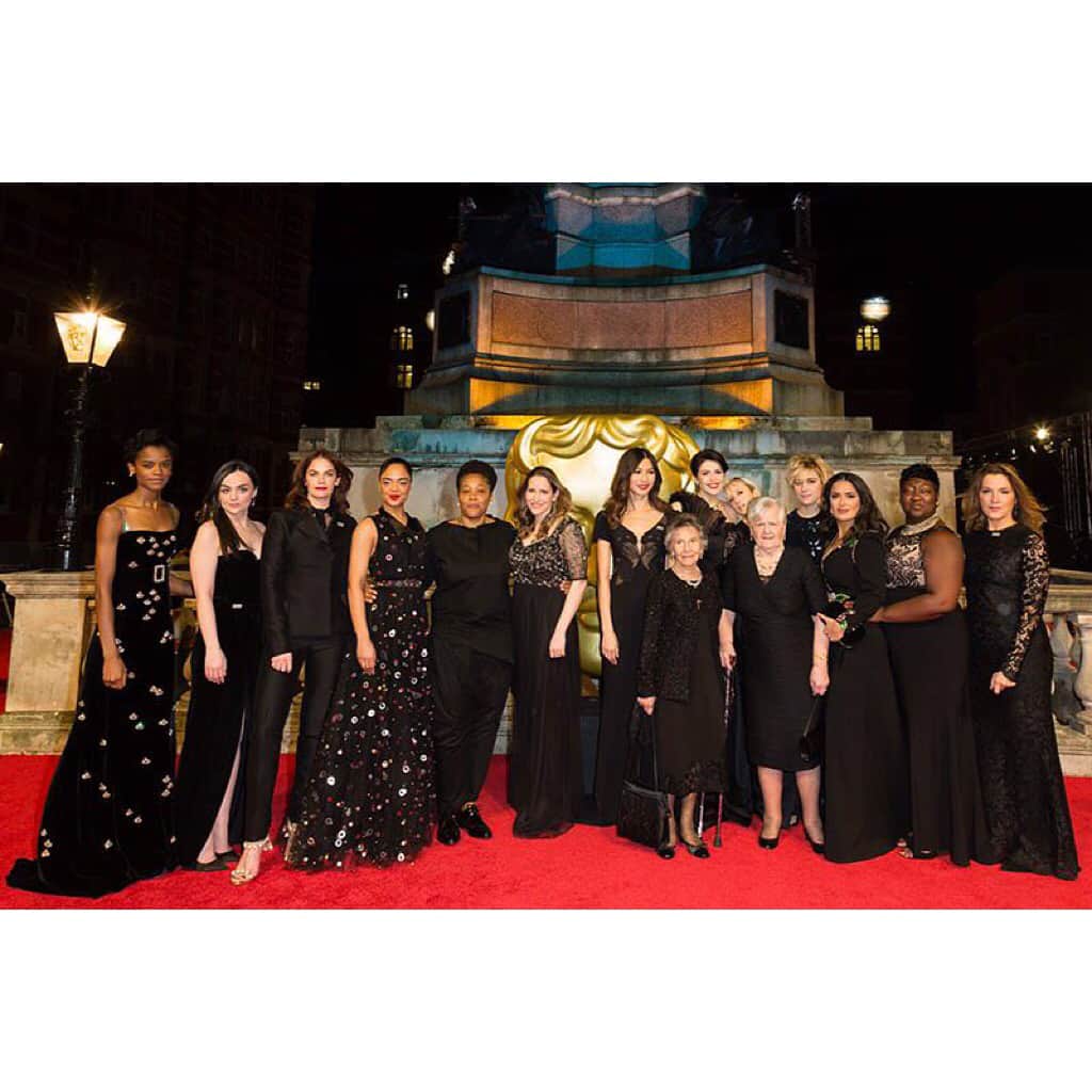 エマ・ワトソンのインスタグラム：「There is no question that #TIMESUP should be and will be a global movement. A movement that is defined and led by those affected by the problem, not by those in power.  Tessa Thompson with Marai Larasi from Imkaan. Gemma Arterton with Eileen Pullen and Gwen Davis, two of the women who staged a three week walk-out from Ford’s Dagenham plant in 1968. Andrea Riseborough with Phyll Opoku-Gyimah from UK Black Pride. Naomie Harris with journalist Afua Hirsch. Gemma Chan with activist Laura Bates.🖤」