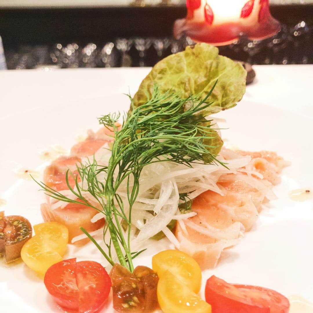 Barre de vin Kのインスタグラム：「2018.02.19  グラヴラクス ノルウェーのサーモンマリネ  ディルをタップリと使った サーモンのマリネです。 ハチミツのマスタードソース 薄切りパンと共に 長期保存できる ひとさらです。  Gravlaks Norwegian salmon marinade  I used Dill as a tapir It is a salmon marinade. Mustard sauce of honey Together with sliced ​​bread Can be stored for long period It is a one person.  #gravlaks #LouisVuitton #warm #foodstragram #vscocam #instafood #instavsco #IGersJeP #foodphoto #onthetable #vsco_food #vscogram #fodstyling #feedfeed #mycommontable #foodvsco #foodlover #wine #winelover #barredevink #LIN_stragrammer #オトコノキッチン #kagoshima #cafestragram #大人カフェ #winebar #cafe #winebar #やっぱり冬」