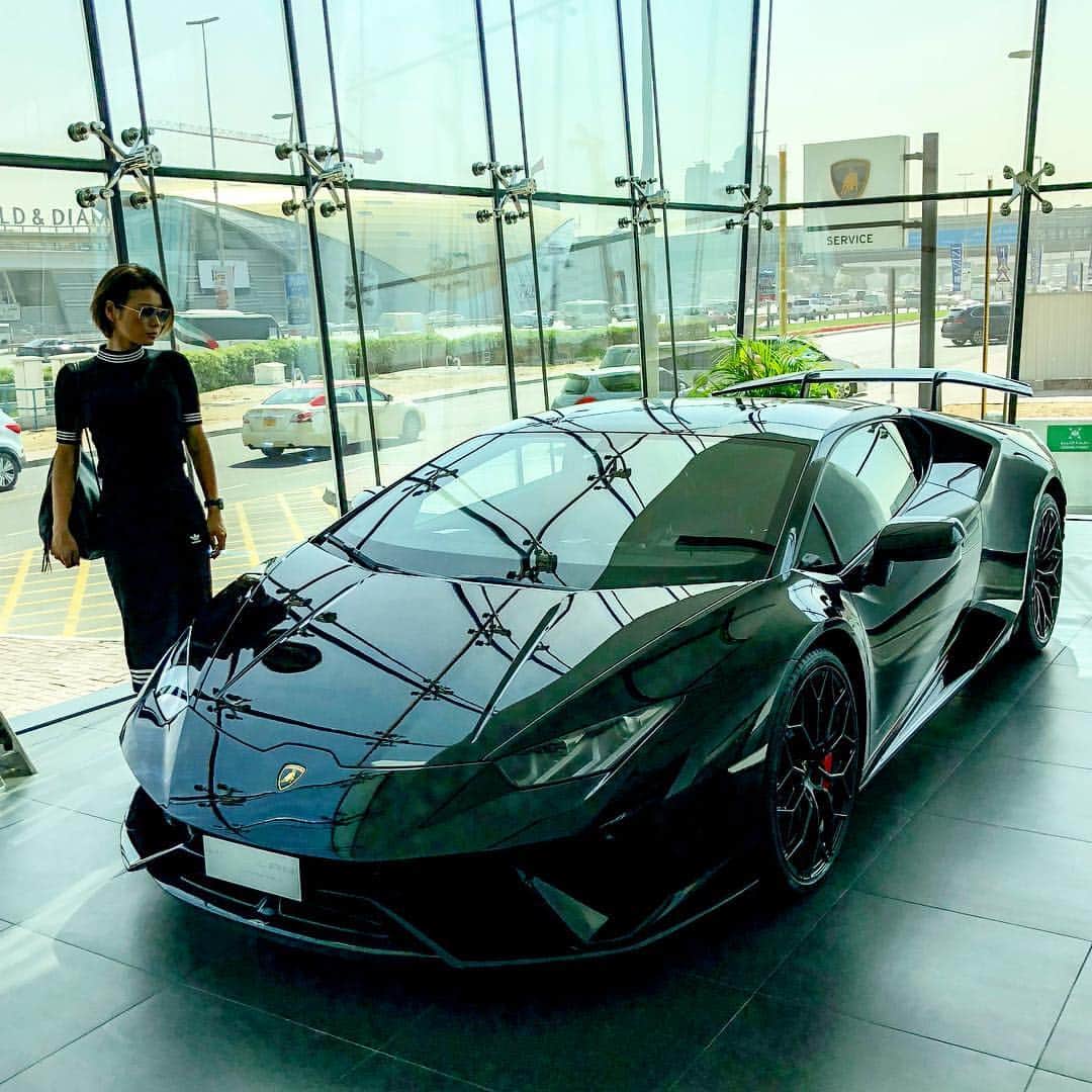 彩海のインスタグラム：「. . #ランボルギーニ 先輩とわたし。 . . リンクコーデね😂🇦🇪❤️ . . . . . #ドバイ#アラブ首長国連邦#2度目#お金持ち#なりたい#笑#スーパーカー#lamborghini #dubai#uae#dubaitrip #アディダス#adidas #車好き女子と仲良くなりたい  #車好き女子 #車好きな人と繋がりたい #車好き #ディーラー巡り」