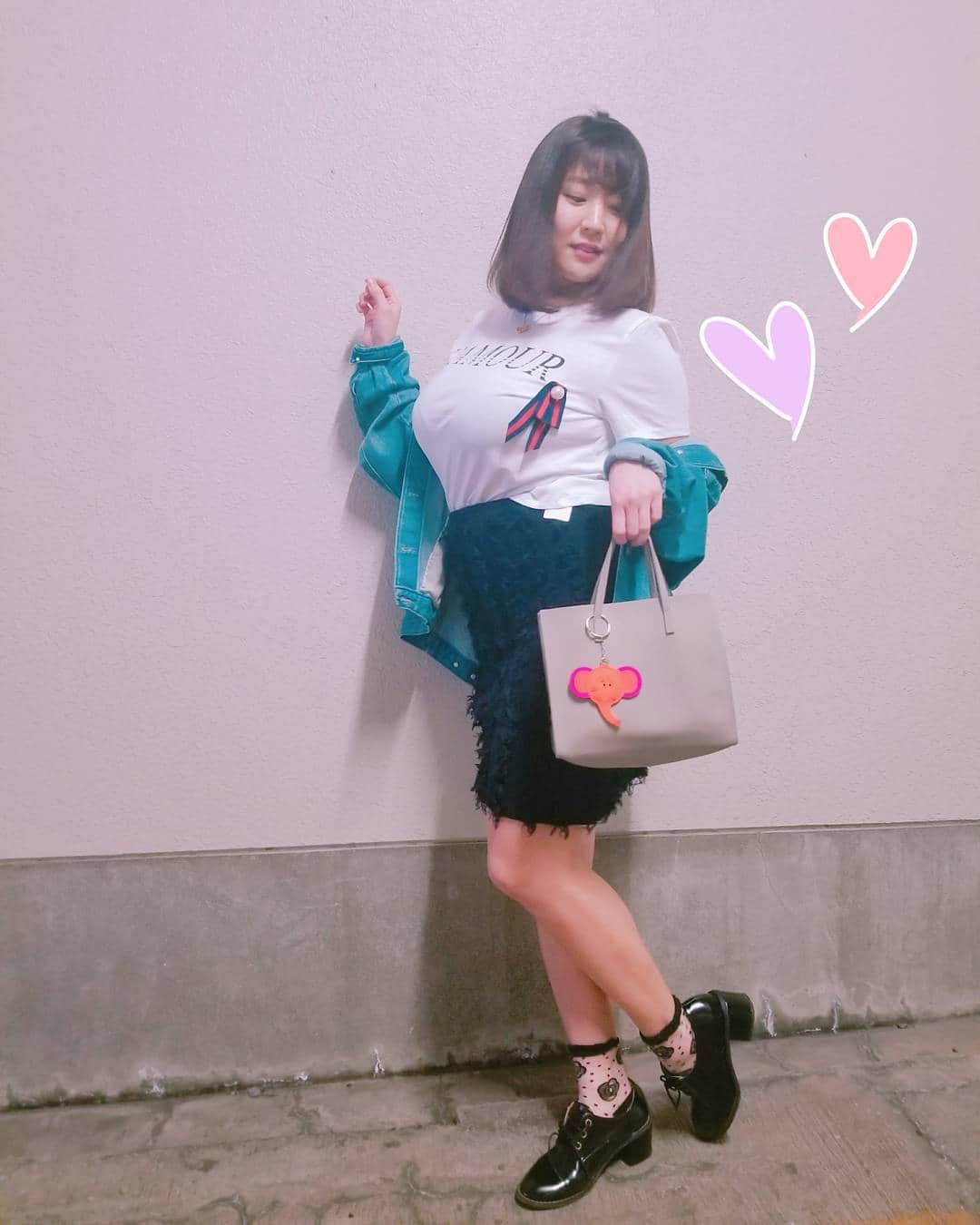 うさまりあのインスタグラム：「. . . H&MのTシャツは先週買っちゃった～💕 あとは昨年ゲットしたものです☺  胸が大きいと洋服どんなの着るのー？とよく聞かれるので私でも着れる洋服載せます🎵  私の体型 162㎝/67㎏ B105/W77/H95 . .  Gジャン @hm Tシャツ @hm ペンシルスカート @peggylana_official  カバン 付録　@milaowen_official シューズ @wego_official  #ラファーファ #ラファモ #ポチャティヴ #モデル #モグラ #モグラ女子 #グラビアアイドル #うさまりコーデ #私服 #code」