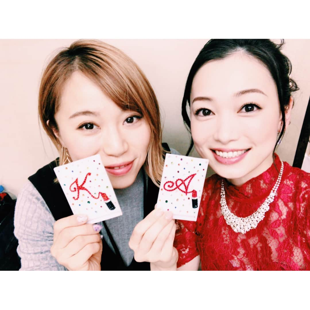 西田あいさんのインスタグラム写真 - (西田あいInstagram)「プレゼント🎁 ・ #メイクのkotomiさん #先日の名古屋公演の時バレンタインが近かったのでプレゼント #お揃いのコンパクトミラー #イニシャルデコ #メイクさんらしくリップで書いたようなデザインにしたよ #作るのたのしい #hamdmade  #mirror #deco #initial #kotomiさんからも可愛いチョコいただきました❤︎ #にっぽん演歌の夢祭り全公演ヘアメイクよろしくお願いします❤︎」2月19日 17時12分 - nishidaai