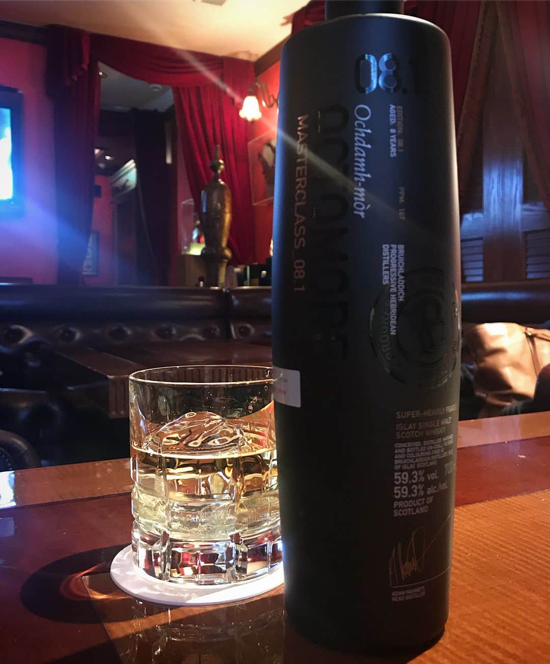 亀田興毅さんのインスタグラム写真 - (亀田興毅Instagram)「スモーキーな香り漂うウイスキーに魅了されて以来ハマり倒している。いわゆるスコッチだがスコットランドのアイラ島のウイスキーは他と比べても特にピーティー。そのアイラ島には現在8つの蒸留所が存在する。その中で良く聞くのはラフロイグやボウモア。他にアードベッグ、カリラ、ラガブーリン、ブナハーブン、キルホーマン、ブルイックラディ。一つ一つ説明すると長くなるので次回にしよう。まだまだアイラウイスキー入門編の4回戦ボーイだが凄く興味を持ってしまったので、いつかアイラ島に行こうと思う。 #スコッチウイスキー #スコッチ #アイラウイスキー #アイラモルト #シングルモルト #ウイスキー #ハイボール #ロック #ストレート #スコットランド #アイラ島 #蒸留所 #ラフロイグ #ボウモア #アードベッグ #カリラ #ラガブーリン #ブナハーブン #キルホーマン #ブルイックラディ #ブルイックラディのオクトモアはいききってる #ピート効きすぎ #だがクセになる #亀田興毅 #カリスマ #仕上がってる #いききってる #エボってる」2月19日 17時50分 - kokikameda