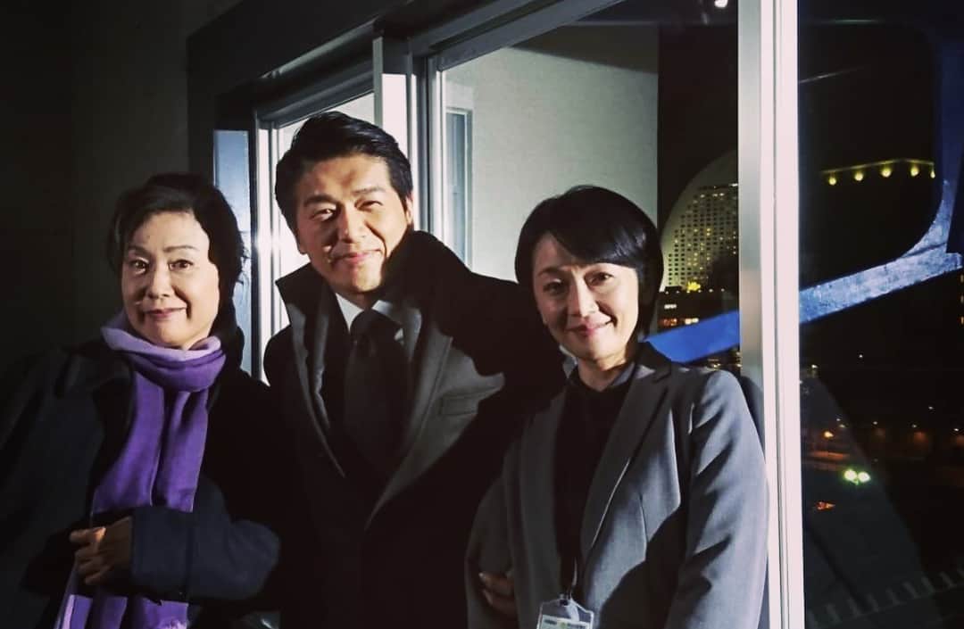テレビ東京「特命刑事カクホの女」さんのインスタグラム写真 - (テレビ東京「特命刑事カクホの女」Instagram)「カクホなみなさま🚓💨いかがお過ごしでしょうか？第5話もご好評のようでスタッフ一同、とても嬉しいです‼️今回のオフショットはこちらの3ショット👮‍♀️👮👮‍♀️高橋さん、両手に花💐ですね😆✨2枚目は貴重な寄り目写真‼️ありがとうございます☺️✨背景のうっすらと横浜夜景…伝わるでしょうか？（笑）さて、今週のカクホはお休み…コメントで寂しいという声も届いていて、愛されているなぁと実感しております😭💕撮影も残りわずか…最後まで張り切ります🚓💨#オフショット #撮影現場 #班長 #金曜8時のドラマ #カクホの女 #名取裕子 #麻生祐未 #渡辺いっけい #高橋克典 #吉沢悠 #小関裕太 #今野浩喜 #鹿沼憂妃 #菅裕輔 #テレビ東京」2月19日 17時42分 - kakuho_tv