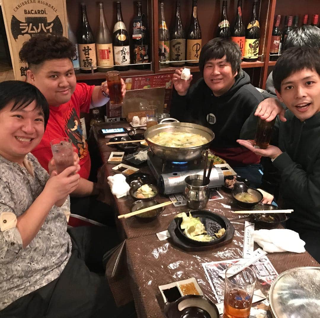 のインスタグラム：「ハイキック寄席ありがとうございました！！めっちゃ楽しかったです！！終わってから真べぇさんに飲みに連れてってもらいました！！ #ハイキック寄席 #ダブルアート真べぇさん #ビスケットブラザーズきん #さや香石井 #作家湯尾さん #てげてげ #鶏鍋 #レバー炙り #せせり炙り #〆の麺 #美味すぎ #ガスボンベ兄さん #ガスコンロ兄さん」
