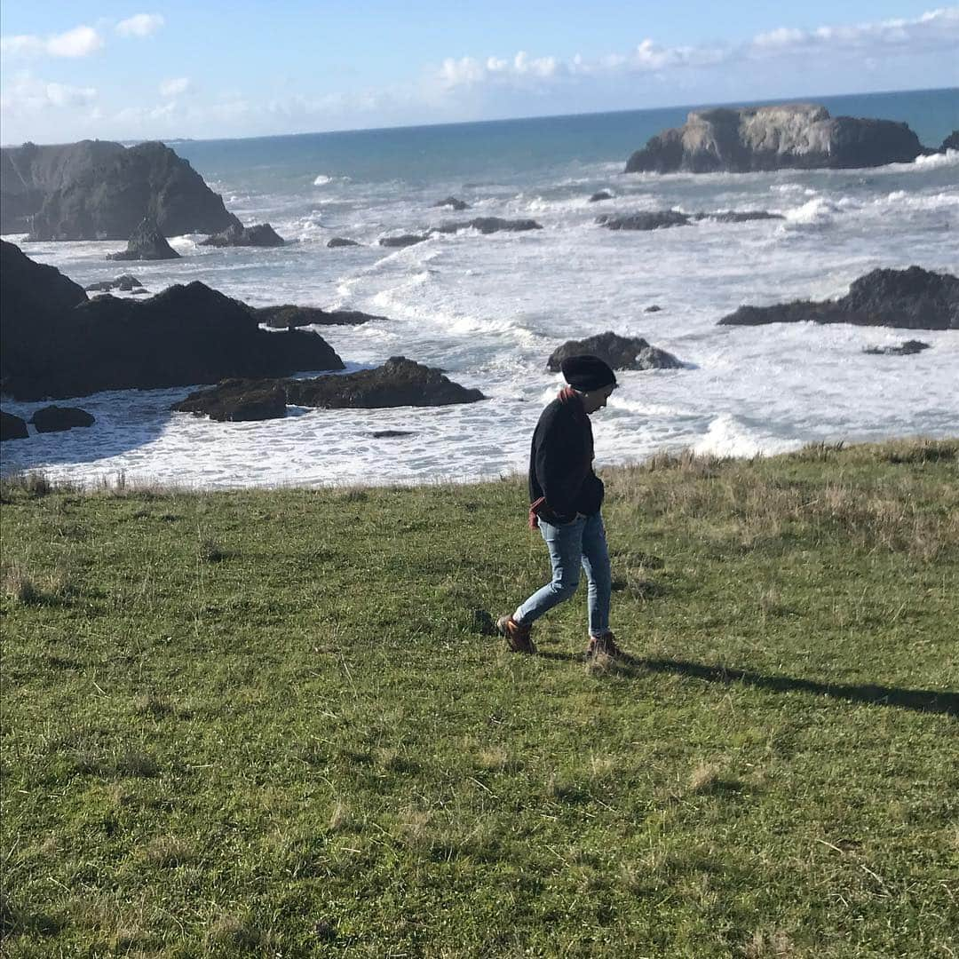 ライザ・ウェイルのインスタグラム：「Sad to be leaving the glorious @inn_at_newport_ranch  Tremendous thanks to the good people here and at @howelltalentrelations for giving us a proper rest with a beautiful backdrop.  #theinnatnewportranch #howelltalentrelations #travelpartner 📸@thecharlieweber」