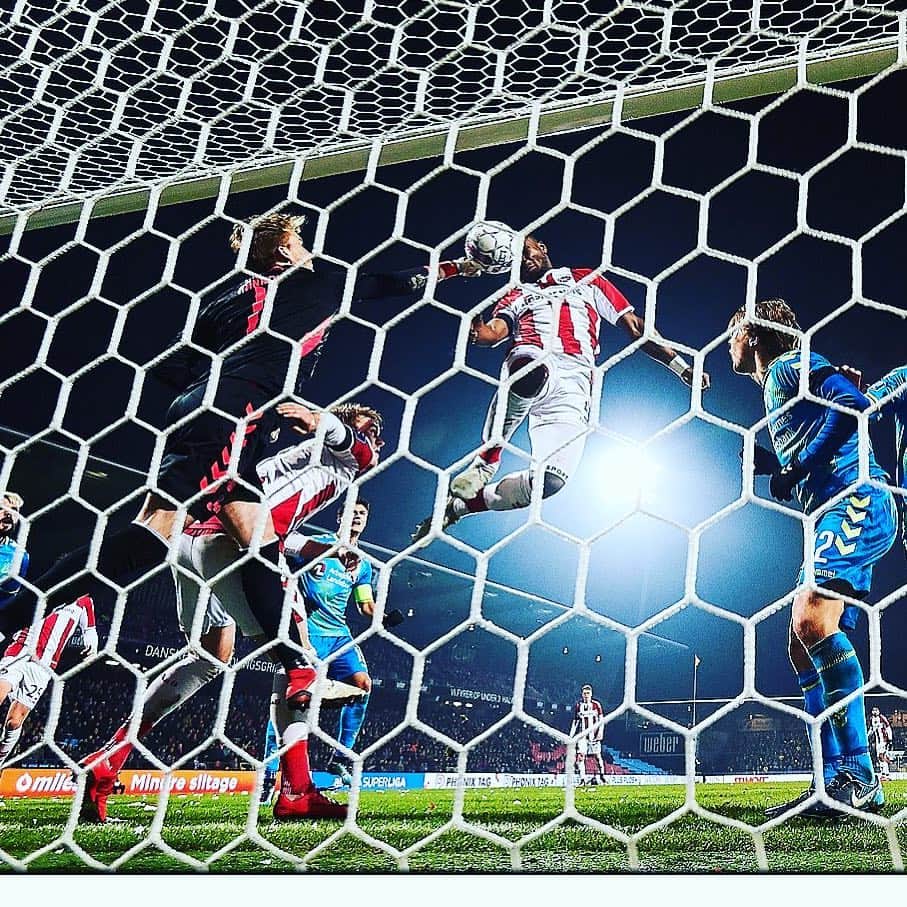 ヨレス・オコレのインスタグラム：「Glad for at score mit første mål for AaB, ærgerligt at det ikke blev til 3 point #JO5 #Okore #AaB #blessed」