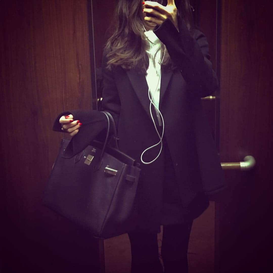 辻直子さんのインスタグラム写真 - (辻直子Instagram)「#coat#celine#blouse#toujours#skirt#jwanderson#black#white#navy#myconservative #久しぶりにこんな格好がしたくなりました#落ち着きます#おいしくてうれしい日  好きが変わらない方があそべる」2月19日 21時29分 - naoko.ts