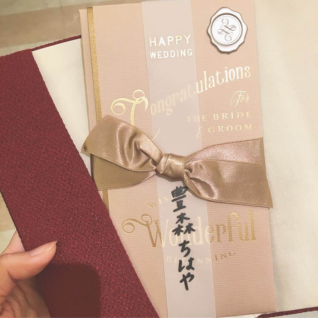 豊森ちはやさんのインスタグラム写真 - (豊森ちはやInstagram)「. 小学校からの友達の結婚式で 長野へ行っていました👰🏼💞🤵🏻 . めみ、本当に綺麗だし幸せそうな笑顔がたくさん見れて嬉しかったよ！ . . 写真見返してまたうるうるしながらの新幹線です😭 . . #結婚式 #長野 #しあわせ #ありがとう」2月19日 21時49分 - chihaya_314