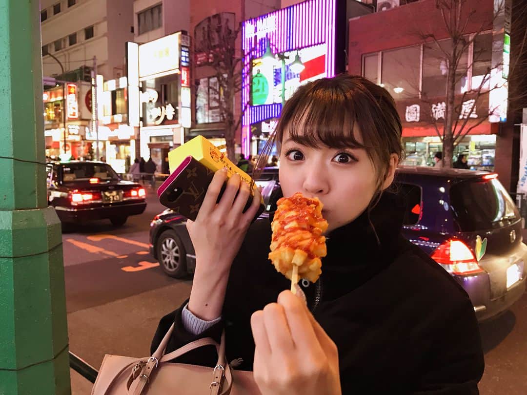 志田友美（ゆうみん）さんのインスタグラム写真 - (志田友美（ゆうみん）Instagram)「. ㅤㅤㅤㅤㅤㅤㅤㅤㅤㅤㅤㅤㅤ ____Korea town🧀____ ㅤㅤㅤㅤㅤㅤㅤㅤㅤㅤㅤㅤㅤ . 新大久保♡ この伸びるホットドッグ美味しすぎた🤤❤️ チーズめっちゃ伸びる🤨 .  #koreatown #shinokubo #ariran #cheese #koreanfood #friend」2月20日 1時55分 - yuumi_shida