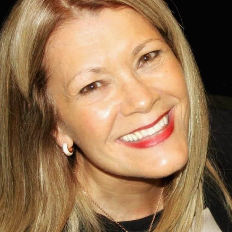 シェイ＝リーン・ボーンのインスタグラム：「Happy Birthday to the most wonderful Mom! I am forever grateful for the day you were born, and beyond thankful to be your daughter. ❤️🤗 Happy birthday Grammy!🎉🎉🎉🎉🎉☀️💐🌸🌼🌻🌹💐🌻🌸🎉」