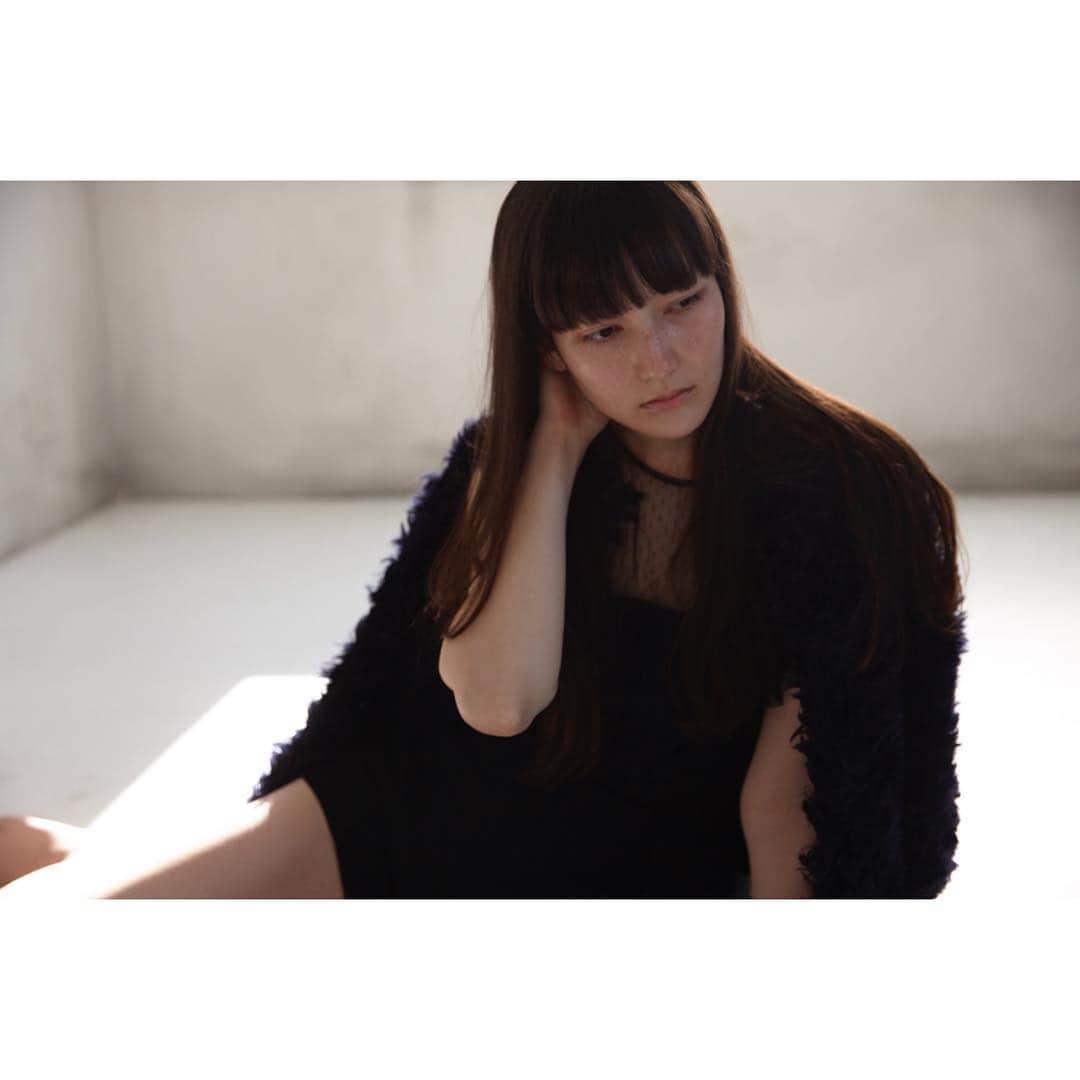 夢子のインスタグラム：「. . 今日は一日ショーです👯‍♀️ 今週は忙しいぞッ . #モデル #ハーフモデル  #すっぴん #裸足 #ストレートヘア #ハウススタジオ #撮影 #ひだまり #art #ネイビーコーデ #生足 #めがね #メガネ #眼鏡 #데일리룩 #옷스타그램 #멋스타그램 #다이어트 #찍스타그램 #ショートパンツ #ネイビー  #ネイビーカラー #オールインワン  #elisabettafranchi #オールブラック #ブラックコーデ #レース  #ファー #ファーコート」