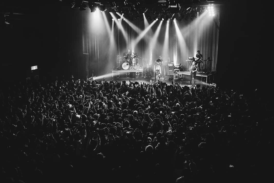 サブリナ・カーペンターさんのインスタグラム写真 - (サブリナ・カーペンターInstagram)「OSAKA  thank you for the best first show of 2018. DAI SUKIIIII  See you tonight Nagoya🖤  ᵖˢ ᶦ ᶜᵃⁿ’ᵗ ˢᵗᵒᵖ ᵉᵃᵗᶦⁿᵍ ʰᶦ ᶜʰᵉʷˢ」2月20日 9時03分 - sabrinacarpenter