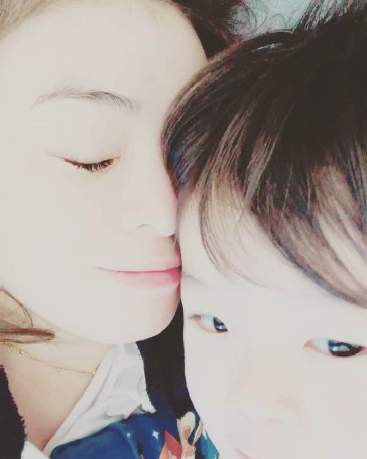 藤倉幸子のインスタグラム：「動画を撮ると意識して携帯ばかり見ちゃってるね💦 けど朝からこのラブラブな時間が大好き❤️❤️ 昨日も寝る時ちゅーしたりぎゅーしたりしてたら旦那にちぃさな本当彼氏だねと言われたんだw」