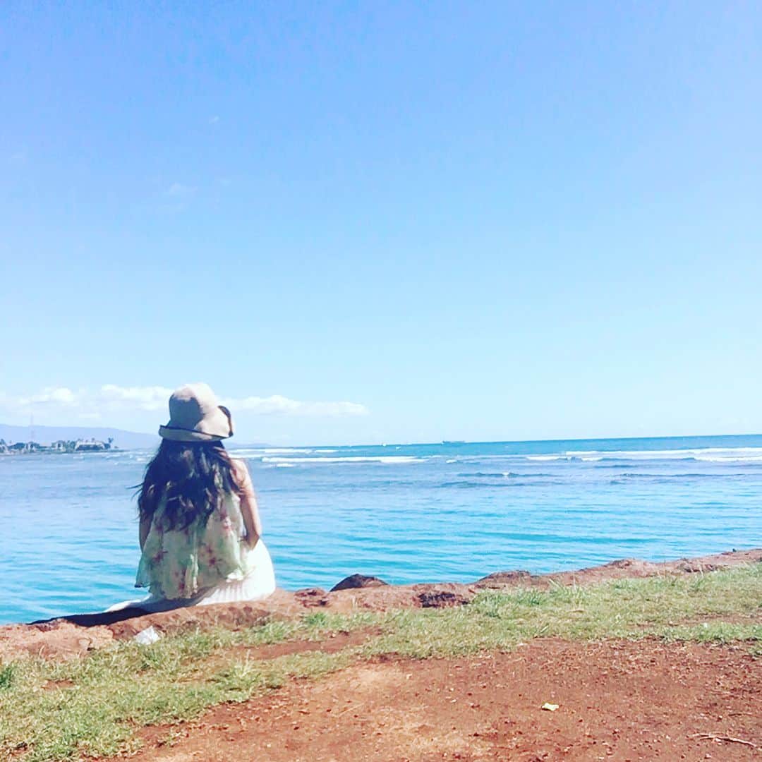 宮崎宣子さんのインスタグラム写真 - (宮崎宣子Instagram)「座ってるだけで気持ちいい…🌺🌴 パワーチャージ✨  #hawaii #ハワイ旅行 #ハワイ #散歩 #晴れた  #宮﨑宣子 #walking #パワーチャージ」2月20日 10時16分 - miyazaki_nobuko