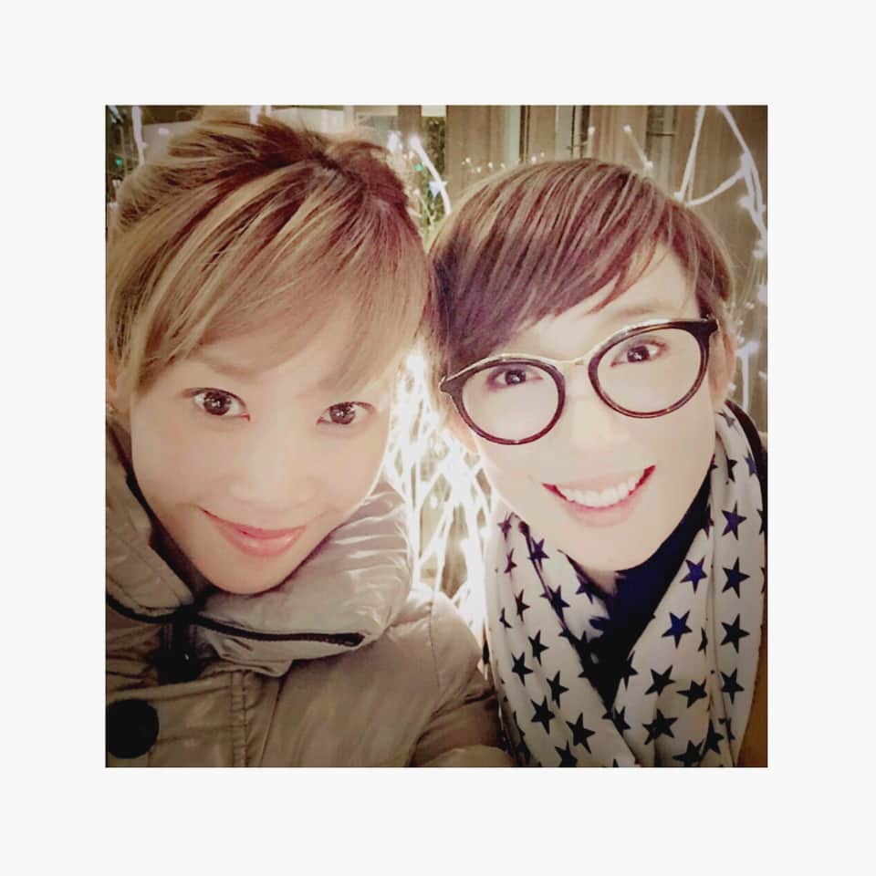 のインスタグラム：「おはようございます☀  昨日は急遽まさおとお茶🍹しました♪ 東京の千秋楽では楽屋の入りから、退団のお花渡しまでしてくれたまさお❤️ 会うと月組時代を思い出します。  1789のまさおアントワネット様も楽しみだなぁ✨  #龍真咲 #まさお #沙央くらま  #87期  #お茶 #コマサオ #コマスタ」