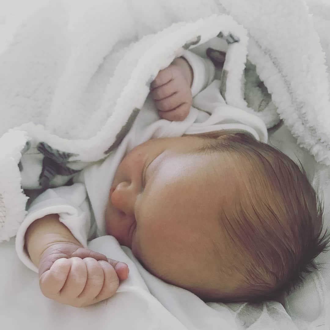 サラ・マッチのインスタグラム：「I can’t believe I’m an Auntie again ! Best feeling in the world . My sister makes beautiful souls 😃☺️👼 #family #rocco」