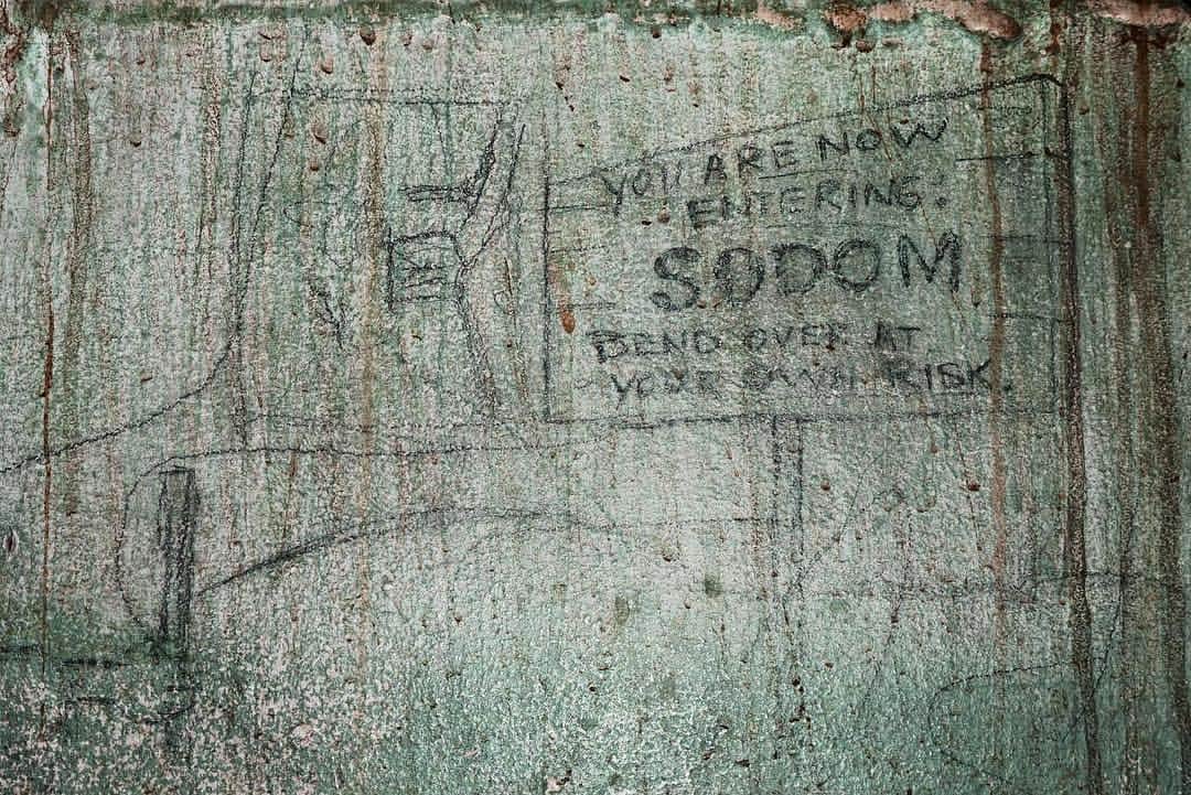 テリー・リチャードソンのインスタグラム：「Graffiti near Monument Valley, Utah」