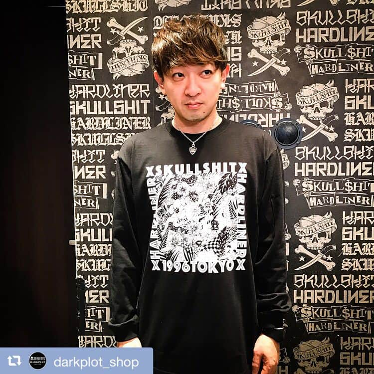 NAOKIさんのインスタグラム写真 - (NAOKIInstagram)「明日の冠さんとの対バンが楽しみだ。  #repost @darkplot_shop via @PhotoAroundApp  10-FEETから、NAOKIさんがご来店！ SKULLSHIT × THE冠 Collaboration T-sh 2018ver. "EDEN" Long Sleeve T-sh をそれぞれご着用頂きました！ ありがとうございます！ designed by @yuzurunamiki  明日の10-FEET "Fin"TOURではツアーゲストがTHE冠ということで見逃せませんね！！ プロフィールのURLからオンラインショップリンクもありますので是非チェックして下さい！ #SKULLSHIT #DARKPLOT #10FEET #THE冠」3月7日 0時21分 - naoki_10feet