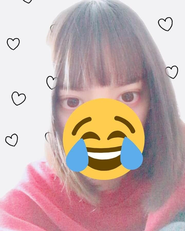 辻本杏のインスタグラム：「前髪切りすぎた上に揃え方わからずバラバラ😂 これ以上揃えようとすると完全に眉上ぱっつんになりそうだから我慢…😭」