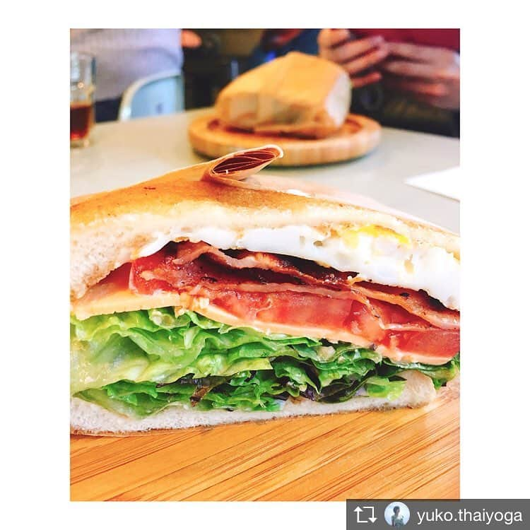 坪田あさみさんのインスタグラム写真 - (坪田あさみInstagram)「BLTECって😆！！！ Repost from @yuko.thaiyoga @TopRankRepost #TopRankRepost BLTEC sandwich!!! 🥪 今日のオムレツさんのヨガブランチは、どどーーーんと、BLT＋egg🍳とcheese🧀のサンドイッチでした！！！ ・ なんとなんとなんと贅沢なブランチでしょう！ ・ 最っ高においしかったです！！！ ・ NYのカフェ並みのボリューム感〜 ・ 外ヨガから帰ってくる私たちの体をいつも温めてくれる、気まぐれスープは、かぼちゃのポタージュ。 ・ サラダも山盛りいただいたし🥗 ・ 今日はたっくさんお野菜をいただきました。 ・ 明日も#ブランチ付ビーチヨガ やりますよ！！ (ちなみに明日は少し北風が強いので、9:15スタートです⚠️) ・ 明日お休みの方、午後からお仕事の方〜 ぜひぜひご参加ください😊😊 ・ ちなみにオムレツさんの通常メニューの日替わりは、焙煎黒カレーだそうです！！！！ これとっても美味しいです！ 初めて食べたとき、叫んじゃったくらいです。 (明日のヨガブランチにチョロっとかけてくれるかな？？どうかな？) 😳💕 ・ オムレツさんは夜22時まで営業しているので、夕食にもぜひ。 ・ #ヨガブランチ #オムレツブランチ  #腹ペコヨギの大盛りブランチ  #断食の話をしながらお腹いっぱいになる #blt #bltsandwich #amigomarket  #オムレツさんありがとう  @tokyoomuretsuinzushi  #東京オムレツ  #アミーゴマーケット  #平日もビーチヨガ  #逗子 #逗子海岸  #yukomitsuishi  #火曜休み #水曜休み #平日休み #シフト制 #有給消化」2月20日 21時51分 - asamit1201