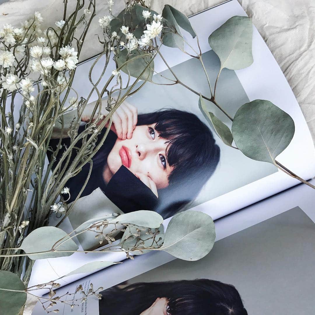 涼のインスタグラム：「@photoli_mag でもいつか雑誌をつくりたいと思う最近。 . . #layout #flatlays #flatlaystyle #flatlaylove #おきがくらぶ #置き画くら部 #置き画 #置き画倶楽部 #写真好きな人と繋がりたい #iPhone写真 #暮らしを楽しむ #暮らしの記録 #暮らしの手帖 #cocoronedays #cyan #cyanmagazine #中条あやみ #しゃしんのわ」
