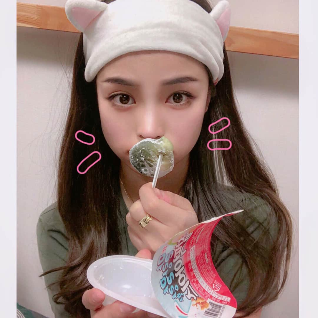 カン・ギョンミンさんのインスタグラム写真 - (カン・ギョンミンInstagram)「입에 들어가면 순삭🤭 ..; 거의 중독수준으로 cu지날때마다 한두개씩 사서 집에온댜 🍦ƪ(˘⌣˘)ʃ🍦 #말랑말랑 #찰떡포즈 #찰떡아이스」2月20日 22時01分 - kkmmmkk