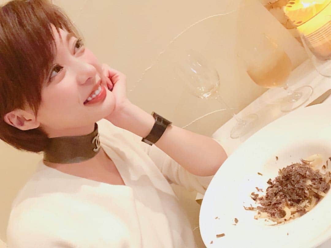 のインスタグラム：「Eateat🍷💗 いっぱい食べていっぱい運動する😘 #UNIQLO #Chanel  #foodie #foods #italian #truffe」