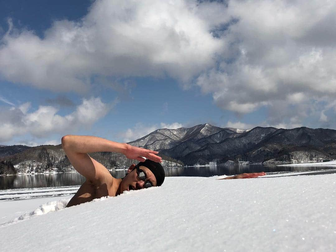 森祐介さんのインスタグラム写真 - (森祐介Instagram)「🏊‍♂️🏊‍♂️🏊‍♂️🏊‍♂️🏊‍♂️ #swimmer  #swiming  #snowswimming  #寒中水泳  #野尻湖 #長野  #🏊‍♂️ やっぱり空気が美味しいところで泳ぐのは最高〜」2月20日 22時56分 - morisuke_08